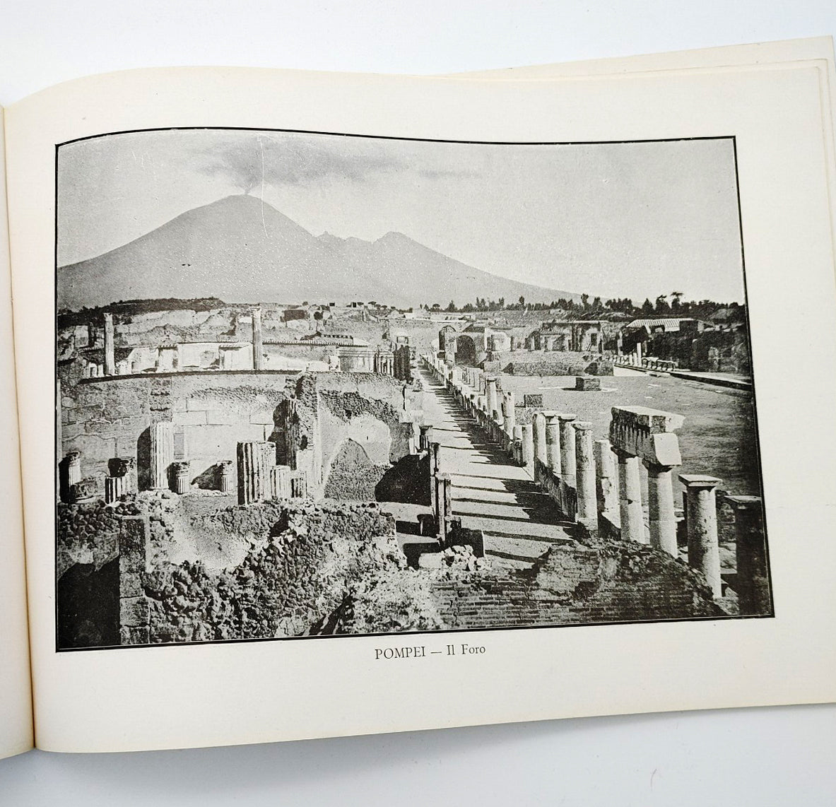 Photographic illustration of Pompeii from Napoli e Dintorni (circa 1895)